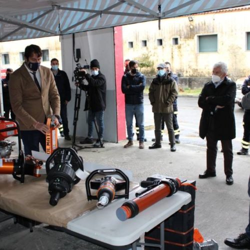 O grupo de emerxencias de Maceda recibiu un equipo de excarcelamento