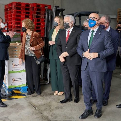 A raíña Sofía visitou o Banco de Alimentos en San Cibrao de Viñas