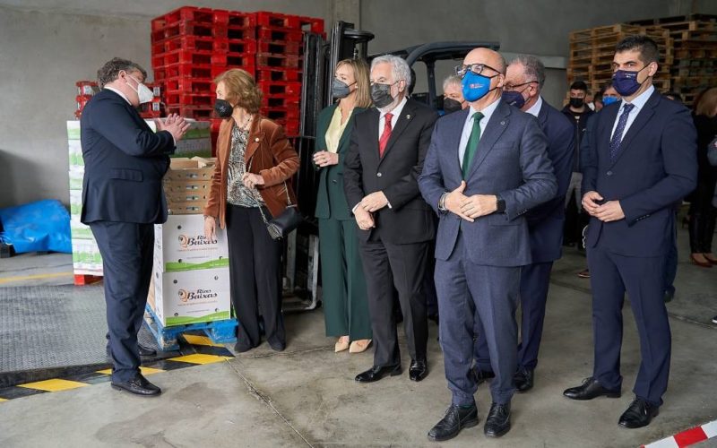 A raíña Sofía visitou o Banco de Alimentos en San Cibrao de Viñas