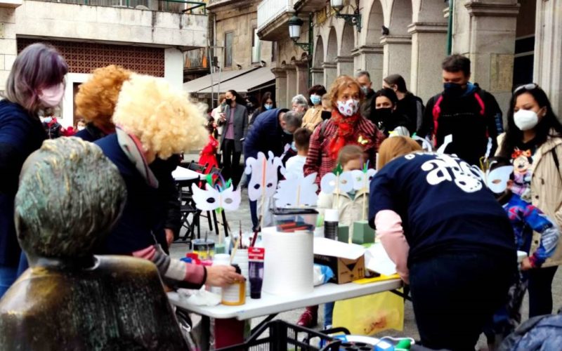 As nenas e nenos visten de Entroido ao Porriño