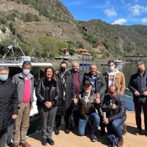 Catamarán Ribeira Sacra polo río Sil dende Paradela