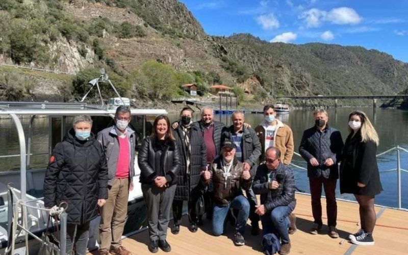 Catamarán Ribeira Sacra polo río Sil dende Paradela