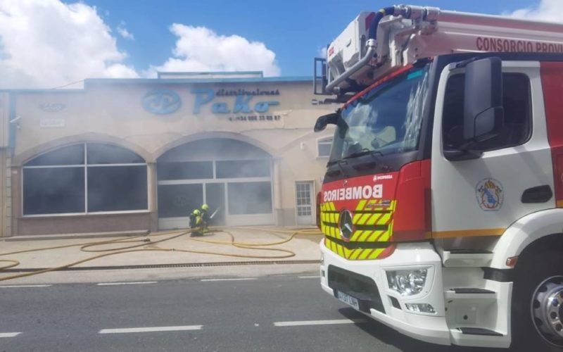 Extinción de incendio en nave do Porriño