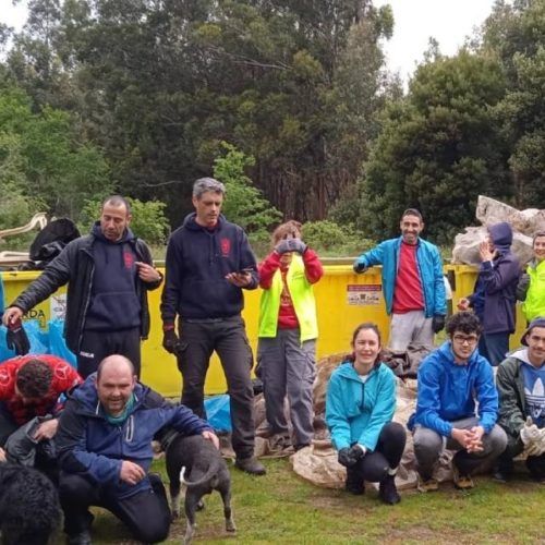 Voluntariado realizou limpeza no parque forestal da Picaraña en Ponteareas