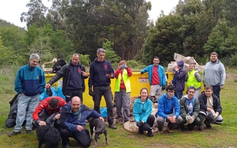 Voluntariado realizou limpeza no parque forestal da Picaraña en Ponteareas