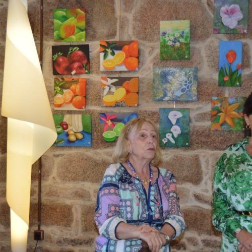 Mos exhibe pintura solidaria a favor dos nenos ucraínos refuxiados