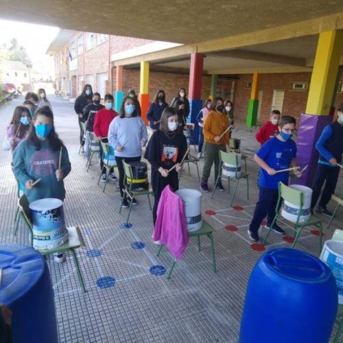 O alumnado porriñés aprende ao ritmo da eco-percusión