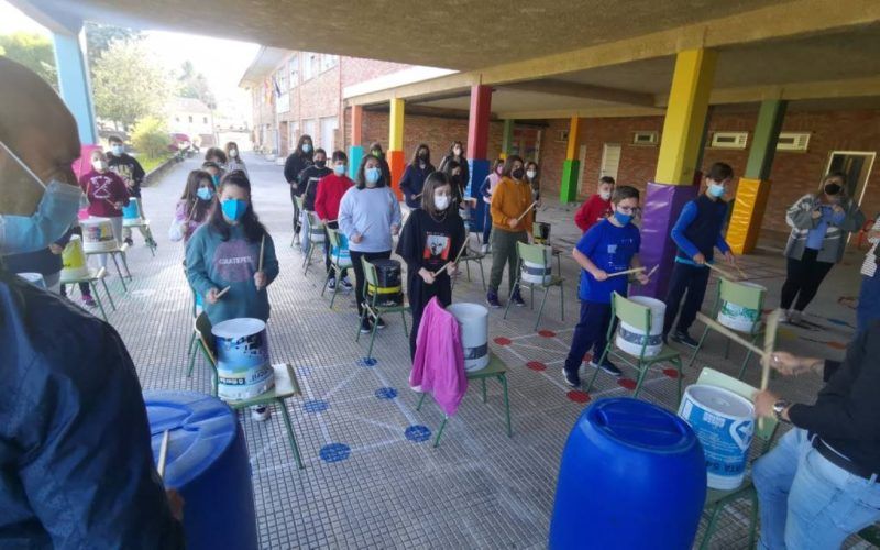 O alumnado porriñés aprende ao ritmo da eco-percusión