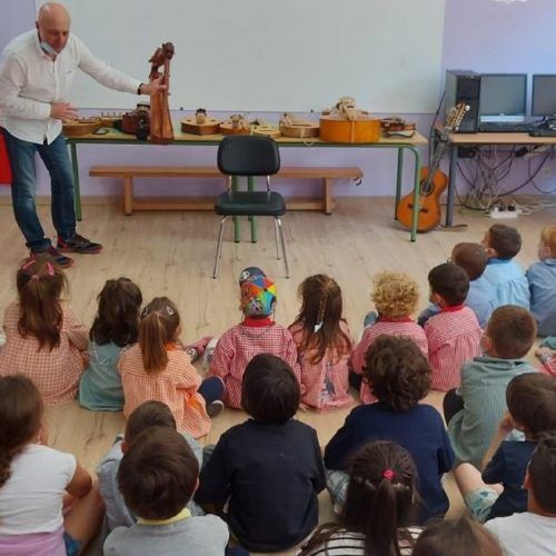 O músico Pancho Álvarez ofrece concertos didácticos para o alumnado tudense