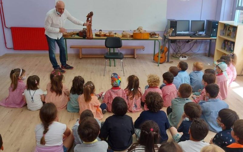 O músico Pancho Álvarez ofrece concertos didácticos para o alumnado tudense