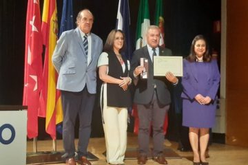 O alcalde de Monforte recibiu o premio “Vasoira de Platino”