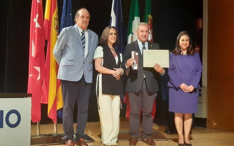 O alcalde de Monforte recibiu o premio “Vasoira de Platino”