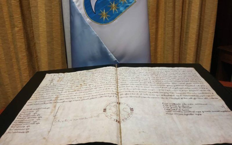 Concello de Tui entrega á Catedral unha reprodución do diploma do rei Fernando II