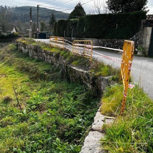ACiP denuncia a desidia do goberno municipal sobre muro de contención na parroquia de Pías