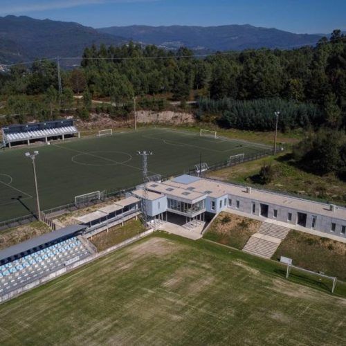 Mondariz mellora o campo municipal de fútbol da Lagoa