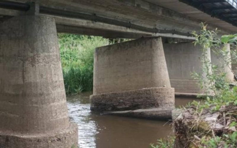 O alcalde decreta o peche da ponte sobre o río Cabe en Monforte