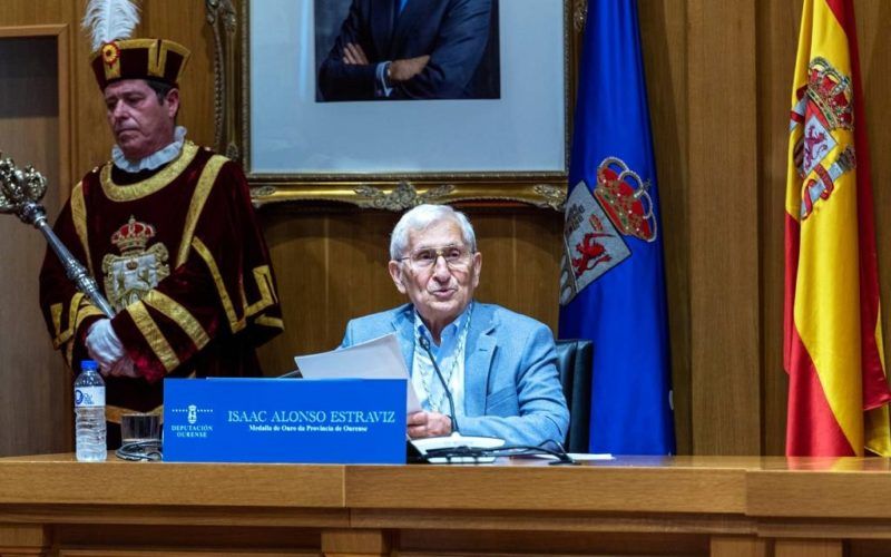 O lexicógrafo Isaac Alonso Estraviz recibe a Medalla de Ouro da Provincia de Ourense