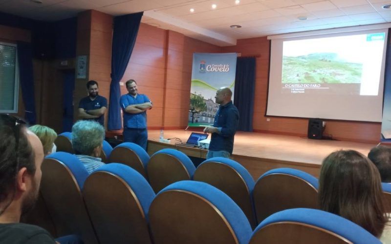 Lección de arqueoloxía no auditorio do Covelo