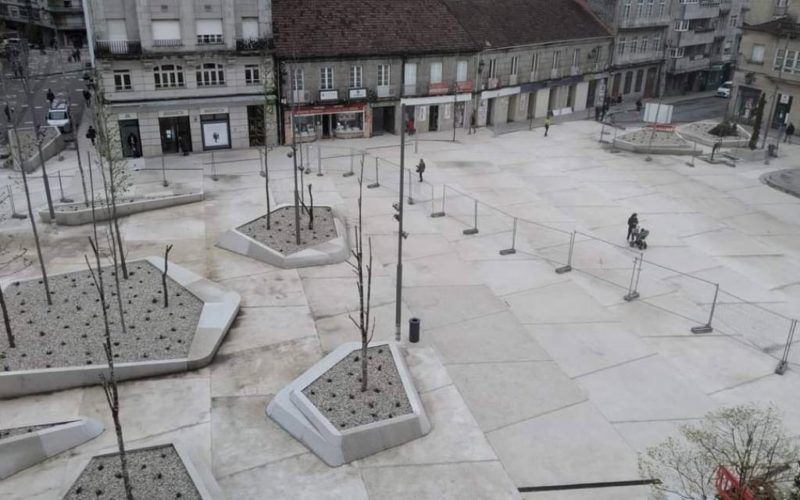 Esquerda Unida Ponteareas solicita melloras na Praza Bugallal