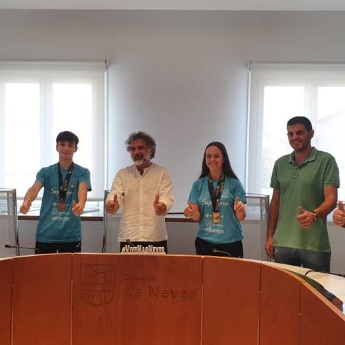 As Neves recibe a dous medallistas europeos de bádminton