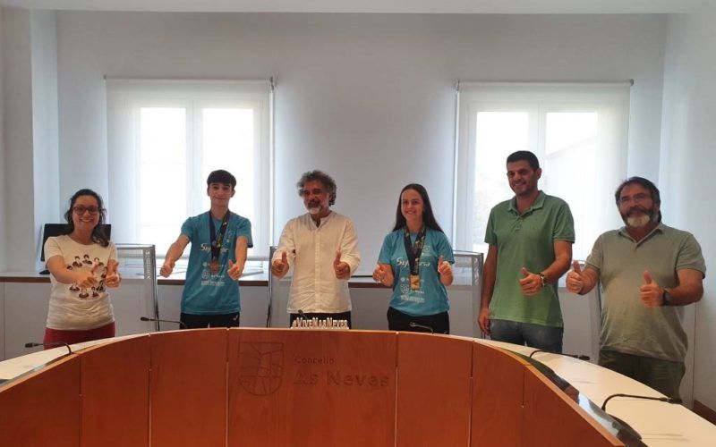 As Neves recibe a dous medallistas europeos de bádminton