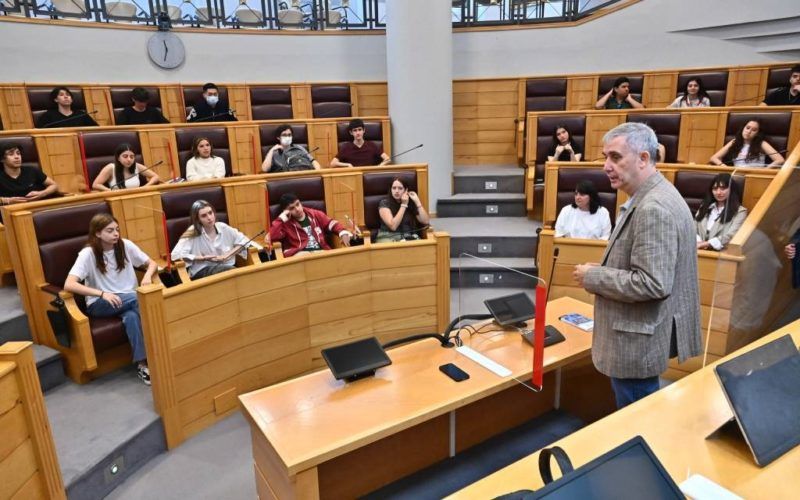 Estudantes do instituto Santiago Apóstol de Bos Aires visitan a Deputación da Coruña