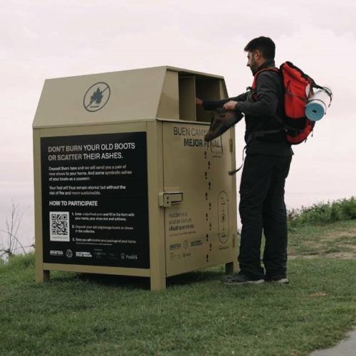 Fisterra ten un contedor para acabar co falso ritual do queimado de calzado no Camiño de Santiago