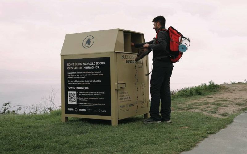 Fisterra ten un contedor para acabar co falso ritual do queimado de calzado no Camiño de Santiago