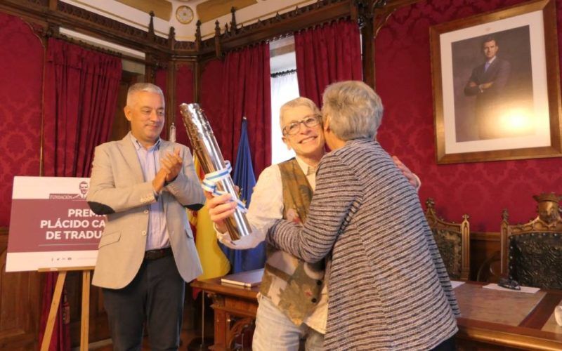 María Alonso Seisdedos recolleu en Vilagarcía o Premio Plácido Castro de Tradución 