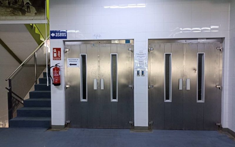 A licitación a renovación de dúas plataformas elevadoras da praza de abastos de Ponteareas