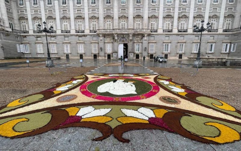 Alfombristas de Ponteareas e Torrelaguna homenaxean á Virxe da Almudena