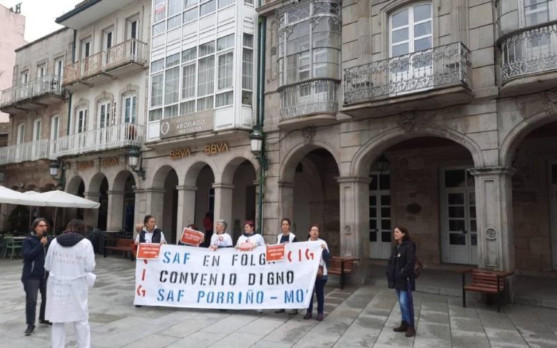 Traballadoras do SAF protestaron diante do Concello do Porriño