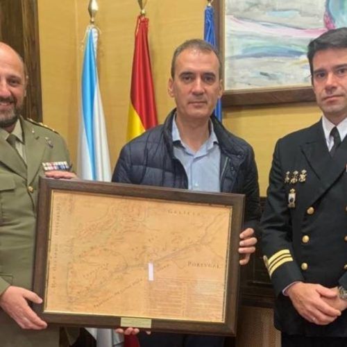 A sudelegación de Defensa agasalla ao Concello de Tui cun mapa do século XVIII