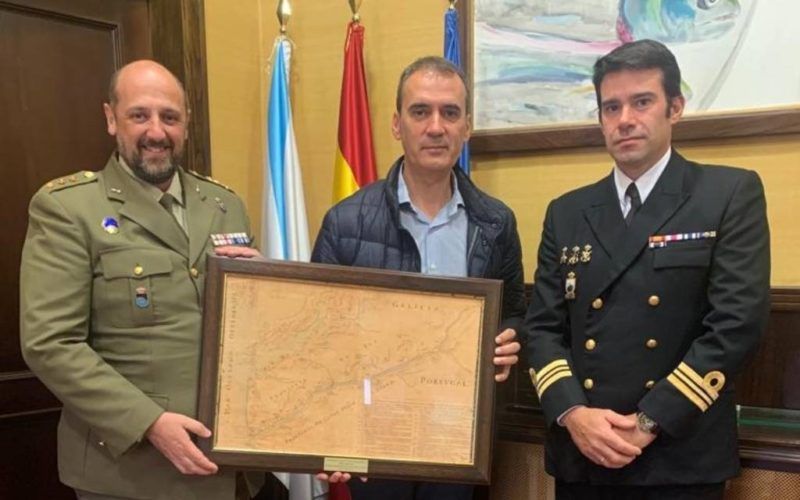 A sudelegación de Defensa agasalla ao Concello de Tui cun mapa do século XVIII