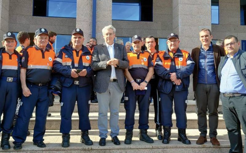 Tres voluntarios de Tui reciben o distintivo de permanencia de Protección Civil