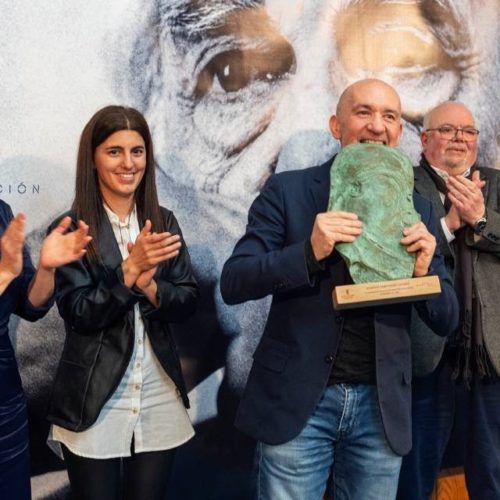 O médico Roberto Fernández recibiu o XLI Premio Blanco-Amor