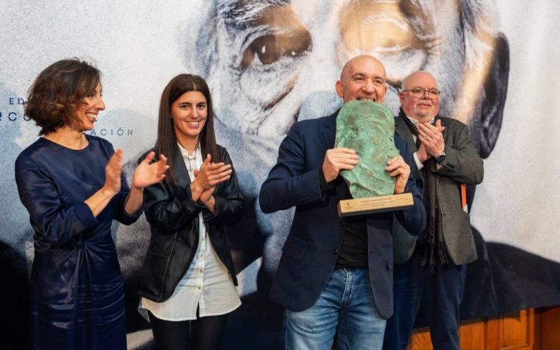 O médico Roberto Fernández recibiu o XLI Premio Blanco-Amor