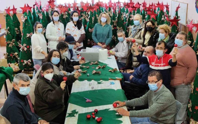 Árbores feitos a man para decorar Ponteareas este Nadal
