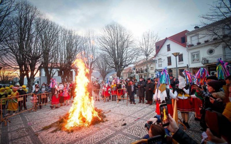 Farrangalheiros queimam o Entrudo em Melgaço