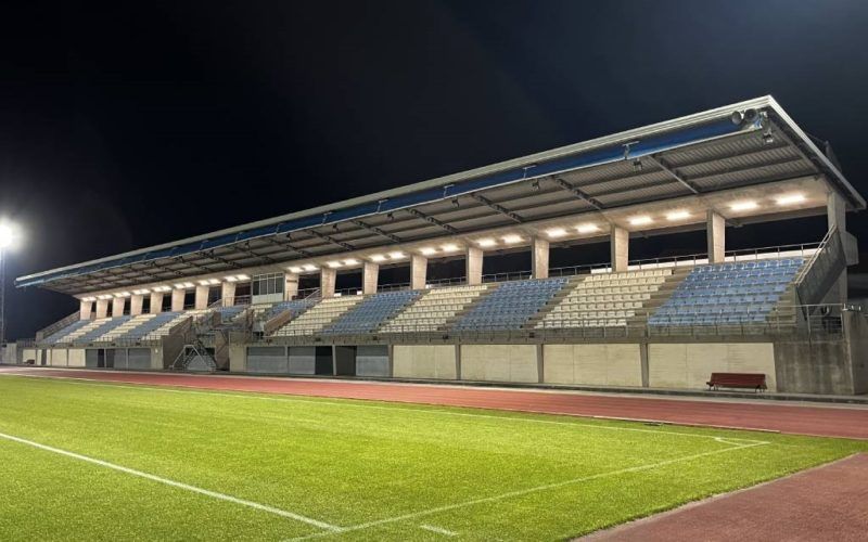 Monforte mellora a iluminación do Campo Municipal de Fútbol da Pinguela e das Pistas de Atletismo