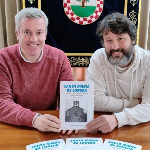 Alcalde da Cañiza recibe libro sobre a historia da Igrexa de Luneda