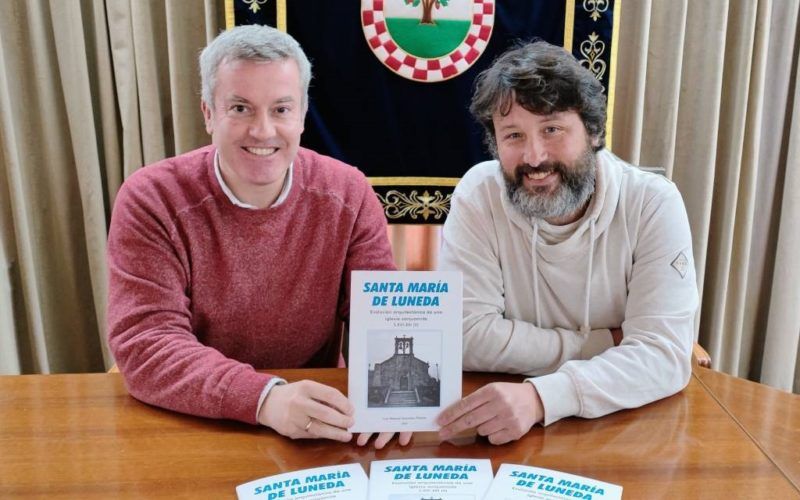 Alcalde da Cañiza recibe libro sobre a historia da Igrexa de Luneda