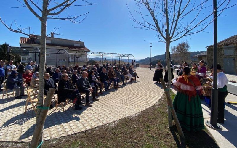 Inaugurada a Praza do Campo na parroquia de Burgueira en Oia