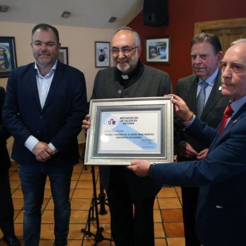 O arcebispo de Oviedo recibe homenaxe de galegos en Asturias