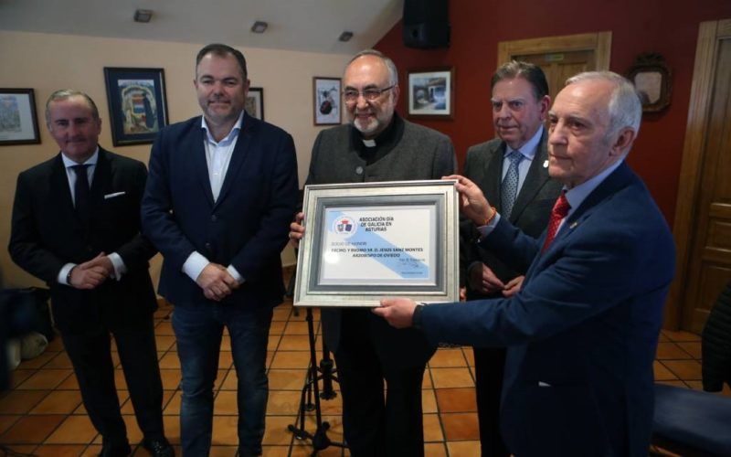 O arcebispo de Oviedo recibe homenaxe de galegos en Asturias