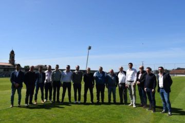 A UEFA visita o campo de fútbol de Ribadumia
