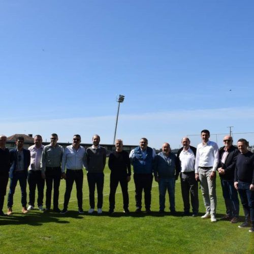 A UEFA visita o campo de fútbol de Ribadumia