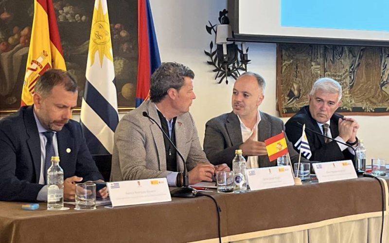 Zona Franca e Uruguai estreitan relacións económicas