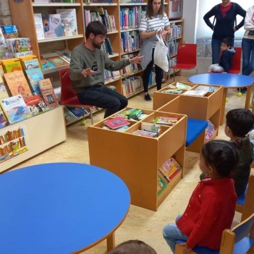 Biblioteca Municipal de Tui acolleu alumnado da Escola Infantil Galiña Azul