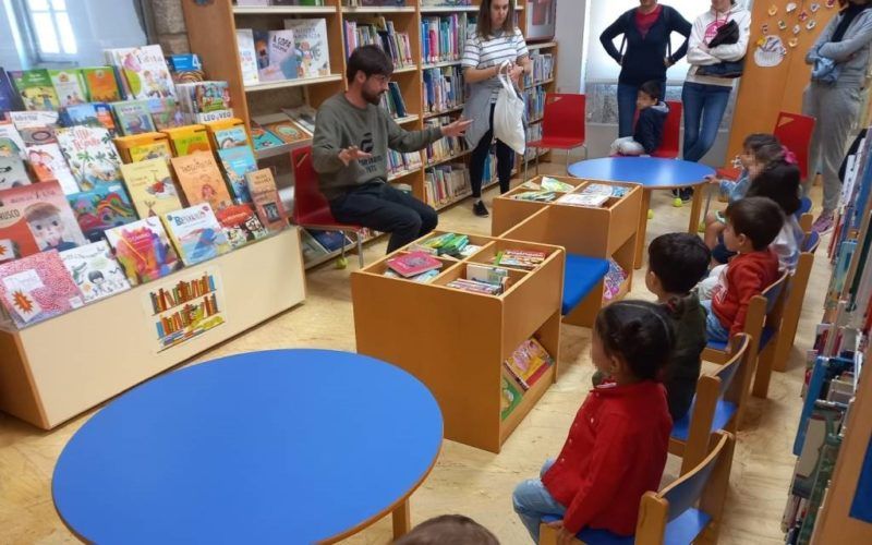 Biblioteca Municipal de Tui acolleu alumnado da Escola Infantil Galiña Azul